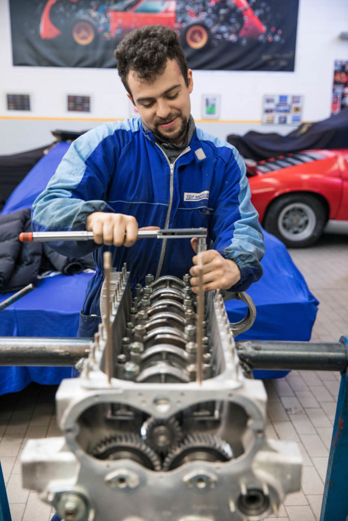 Rebuilding Countach engine