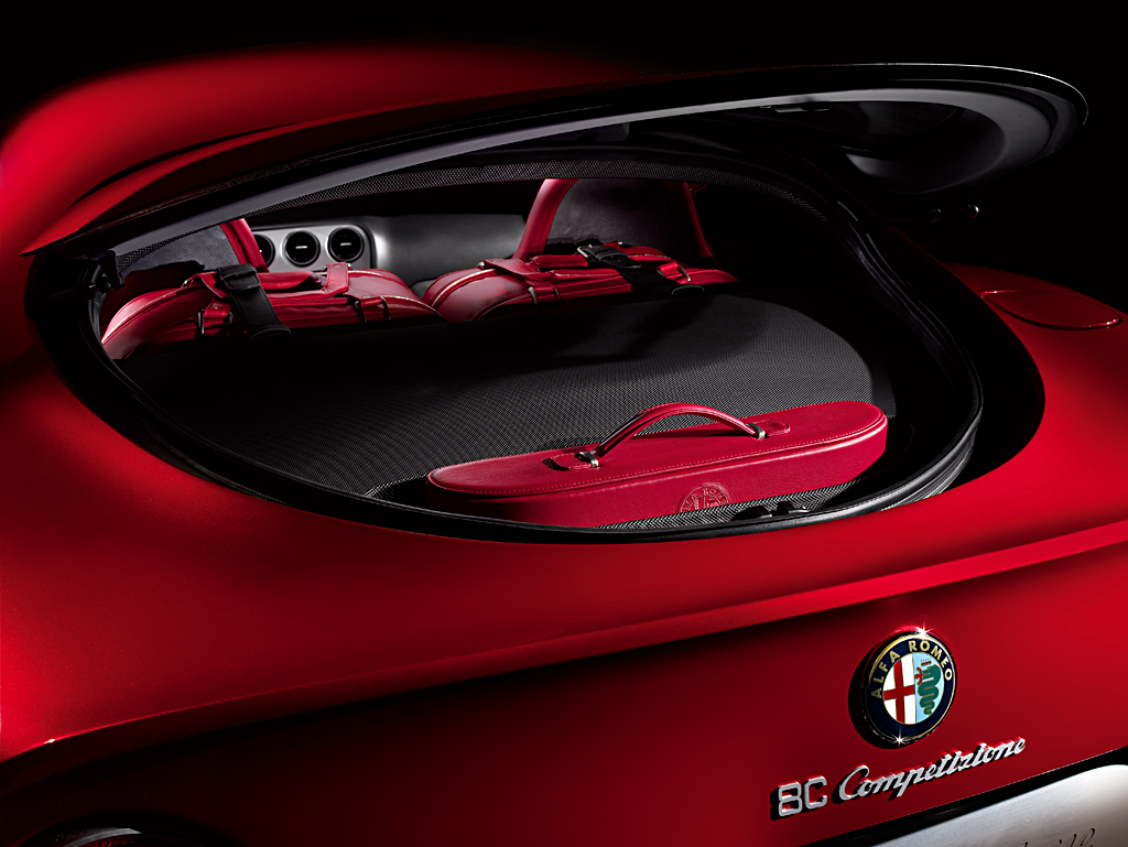 Alfa Romeo 8C Competizione Luggage