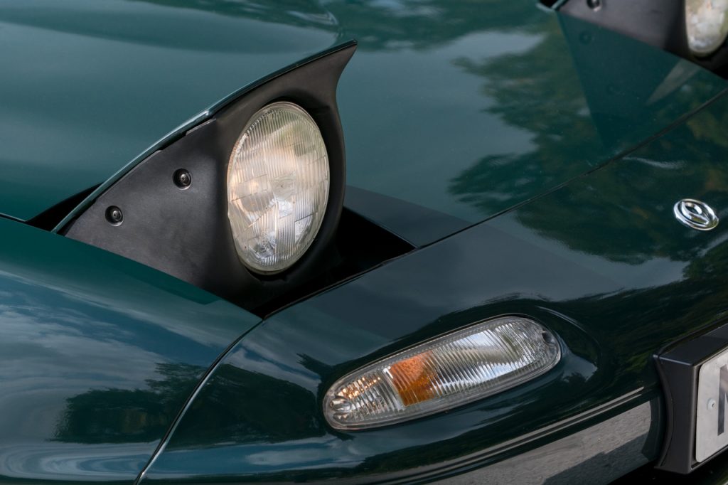 Mazda MX-5 MkI pop-up headlights