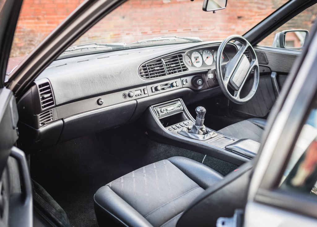 Porsche 944 Coupé Buying Guide (1982 - 1992) interior photo