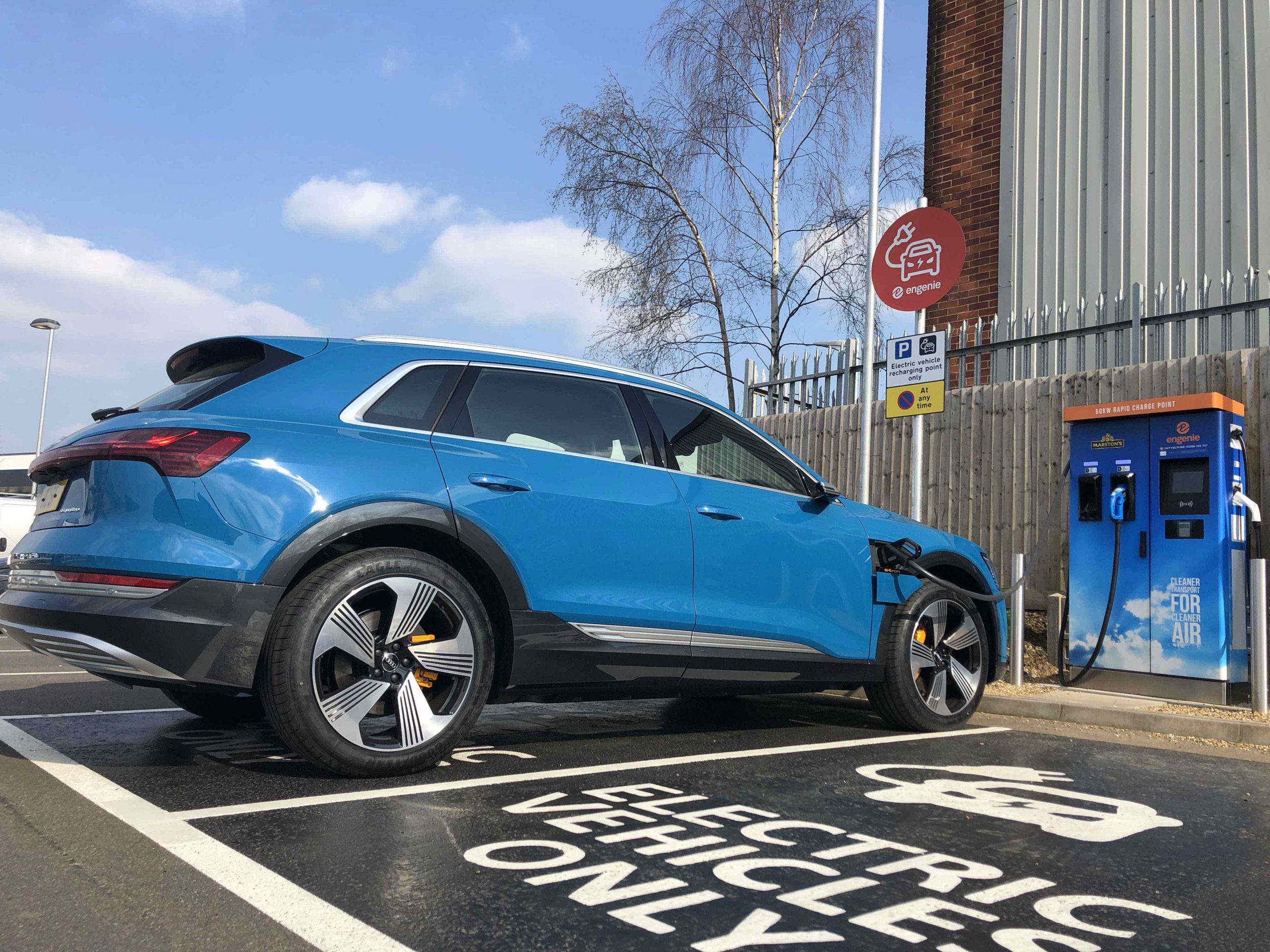 Government “asleep at the wheel” as electric car charging point rollout stalls