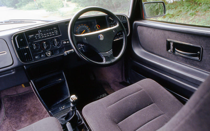 Saab 900 interior
