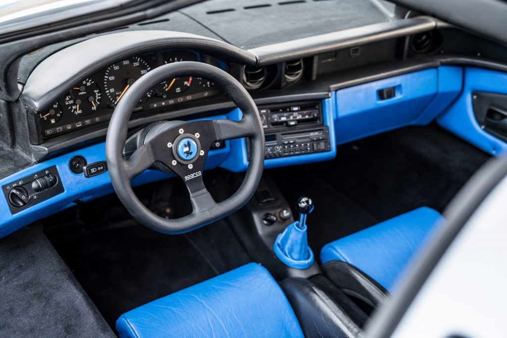 Isdera Commendatore interior