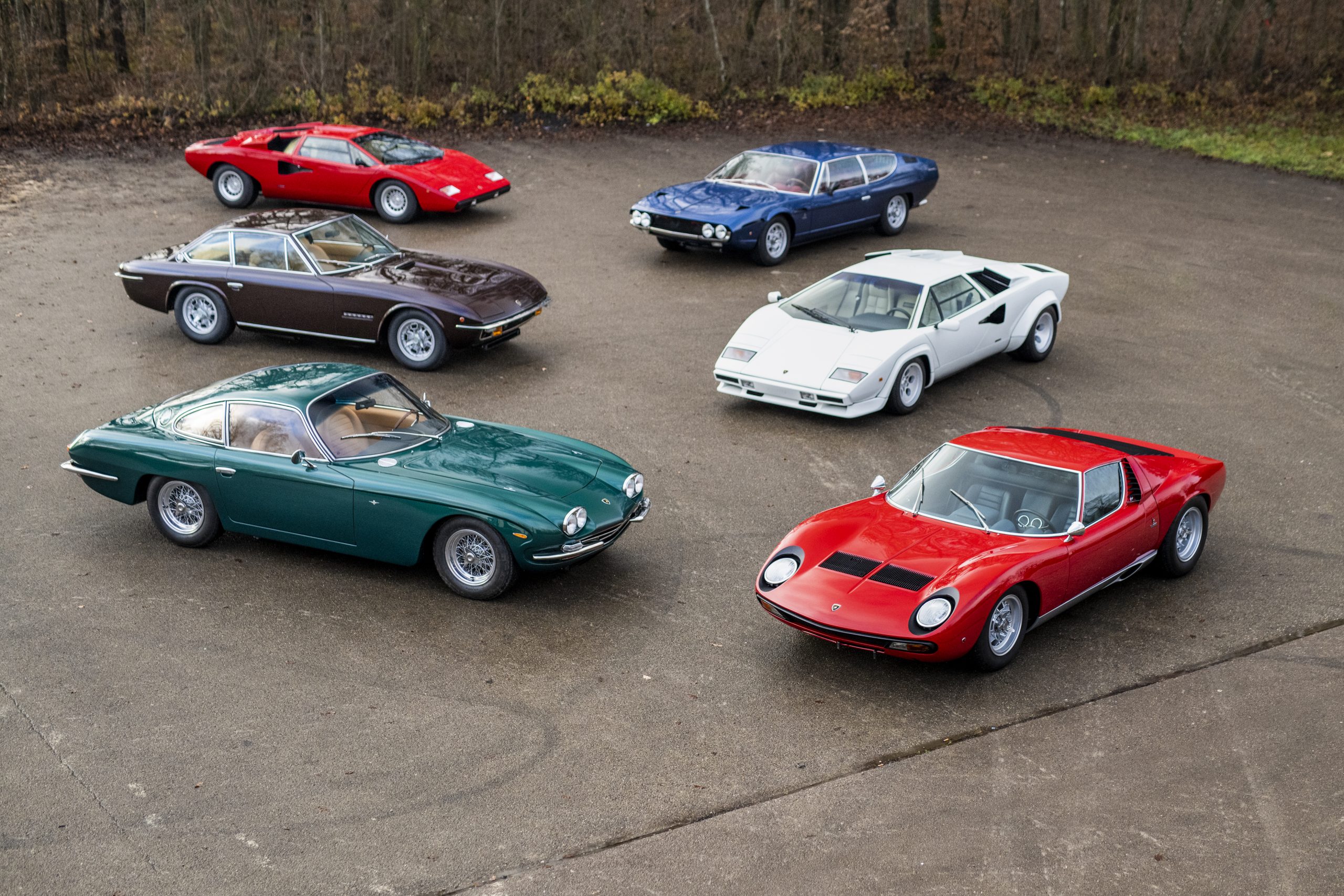 6 Lamborghinis stampeding across the block in Paris