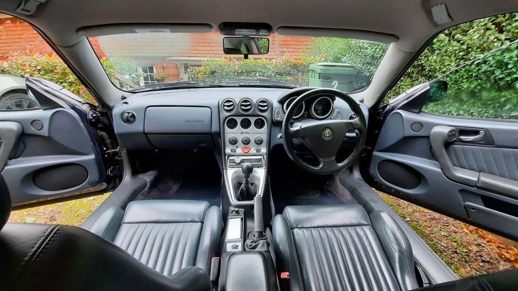 Alfa Romeo GTV 3.0 V6 interior