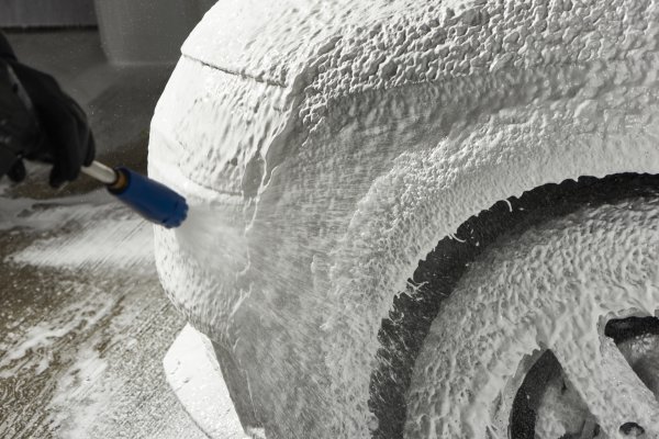 Elbow Grease: Is snow-foam a miracle worker?