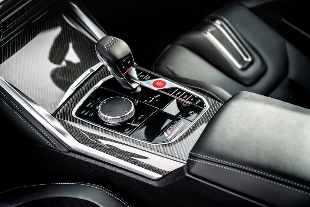 BMW M4 Competition iDrive and gearlever