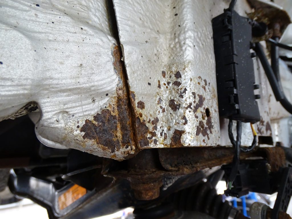 Corrosion on seams_BMW M3 E46
