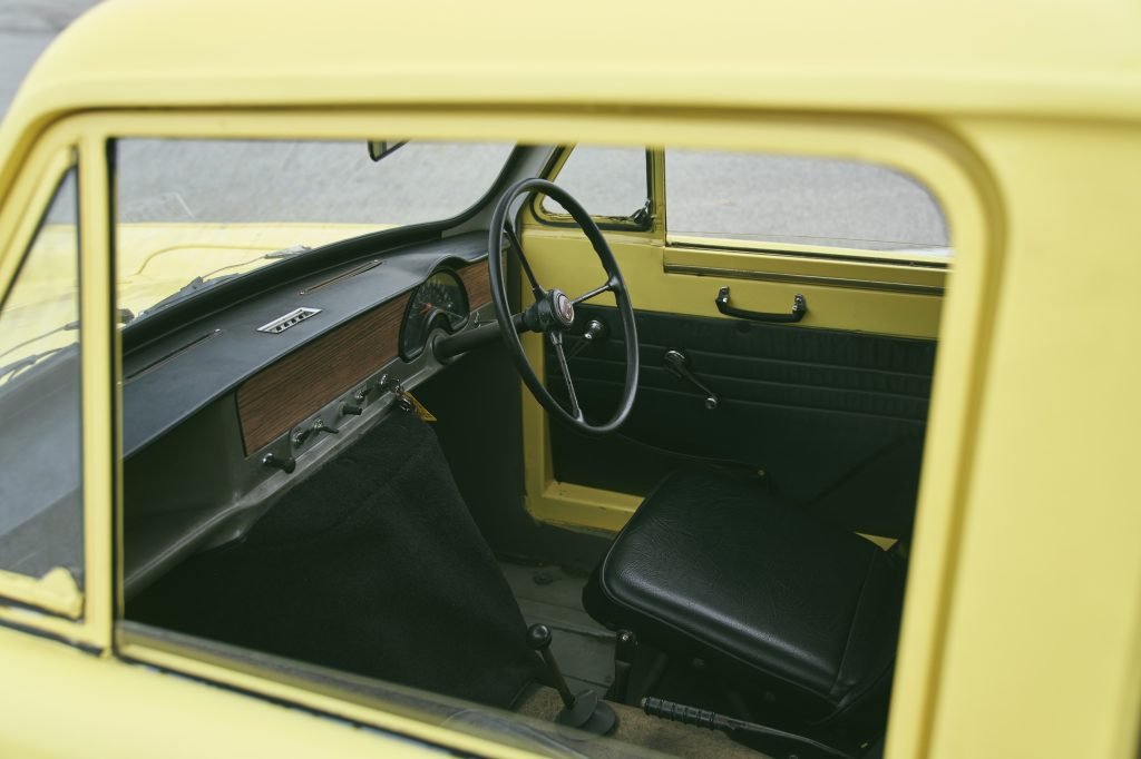 Reliant Regal interior