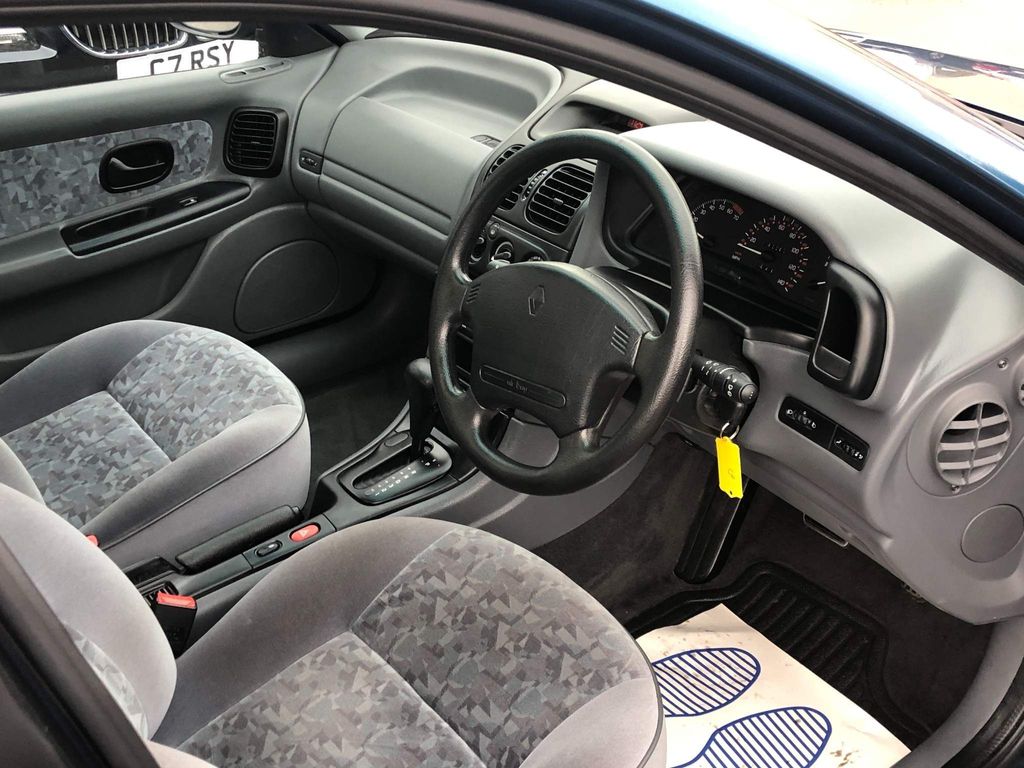 1994 Renault Laguna RT interior