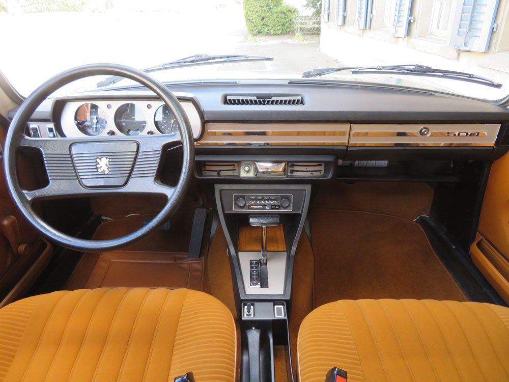 Peugeot 504 saloon cabin