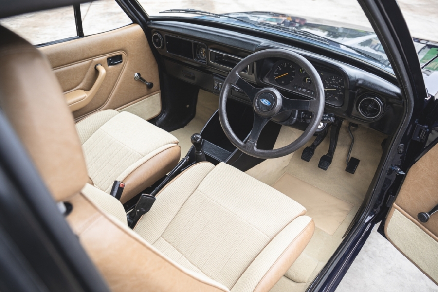 Hammond's Ford RS2000 interior
