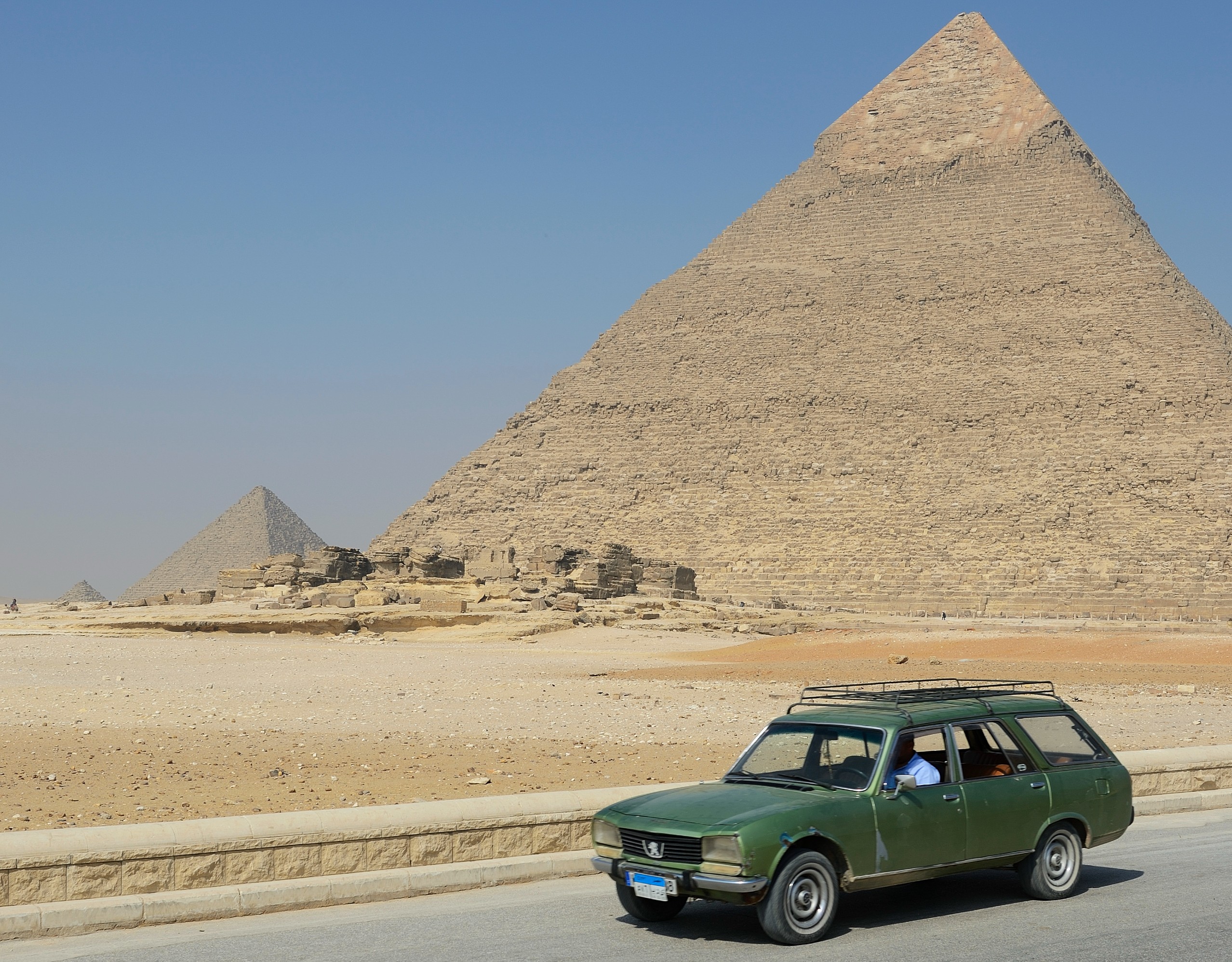 Peugeot 504 estate roadtrip through Egypt