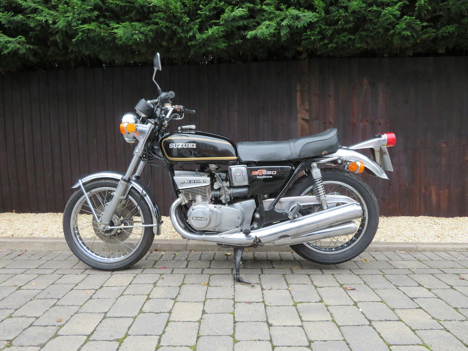 Suzuki GT550_9 collector bikes in the shadows