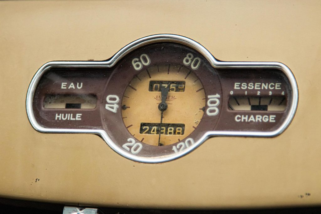 1951 Renault 4CV Grand Luxe instruments