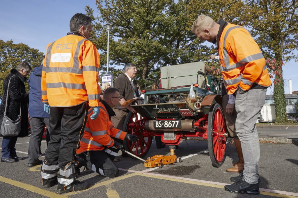 The RAC lend at hand at the London to Brighton Veteran Car Run