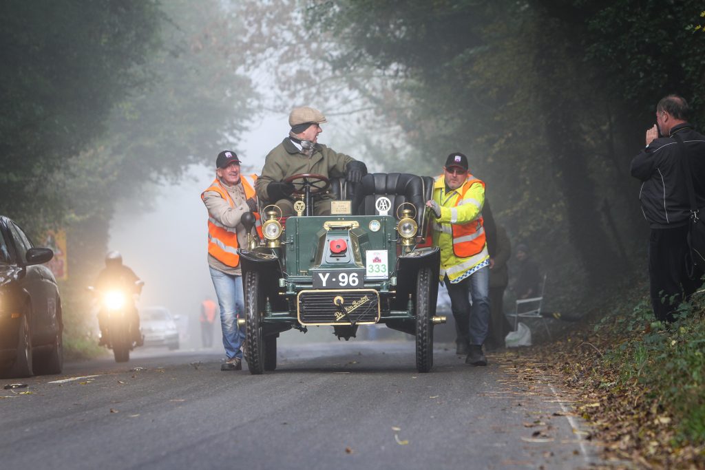 How many cars start and complete the London to Brighton run?