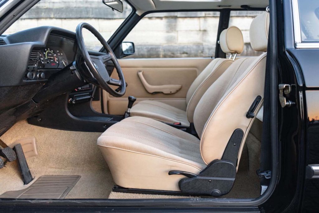 Aguttes BMW 323i interior