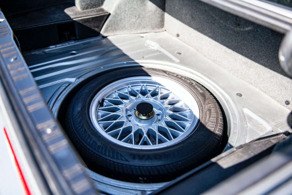 BMW M3 E30 spare wheel boot floor