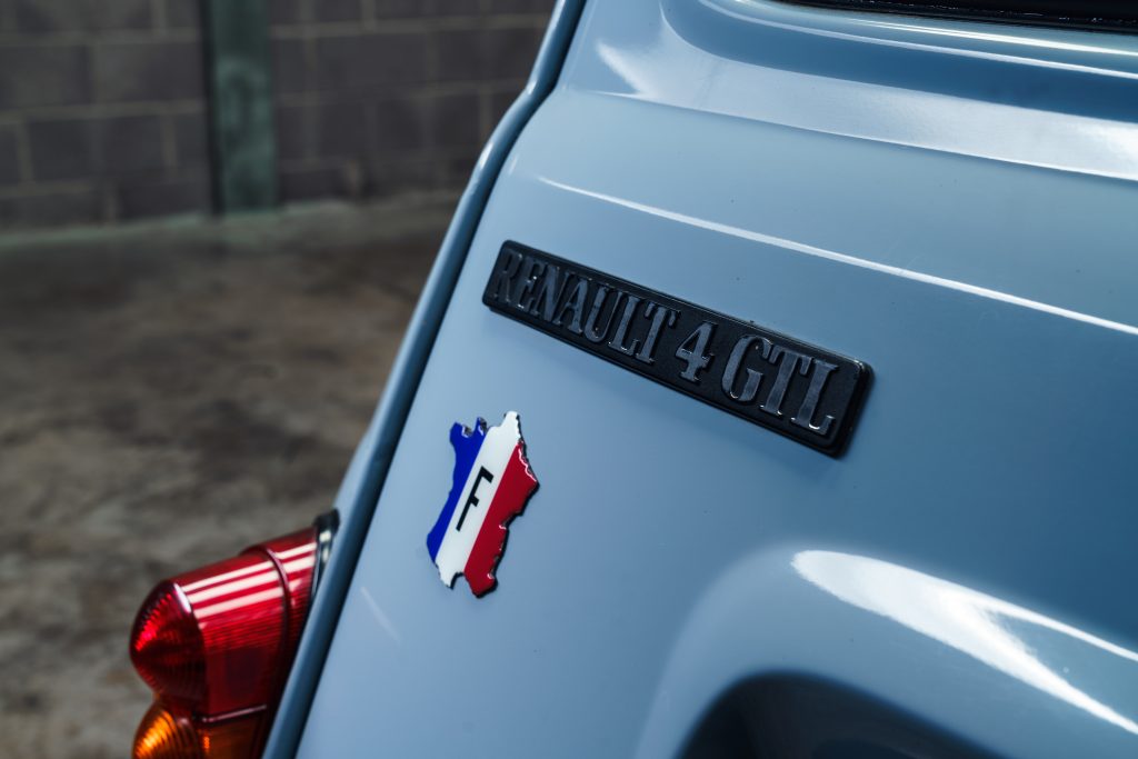 Renault 4L badge