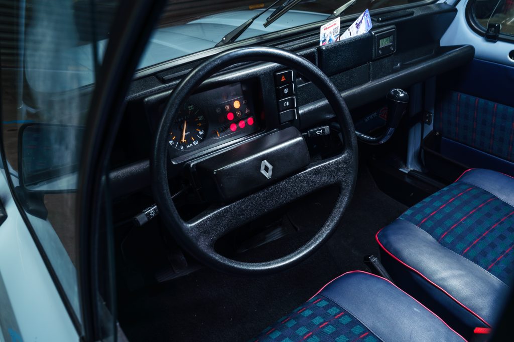 Renault 4L interior