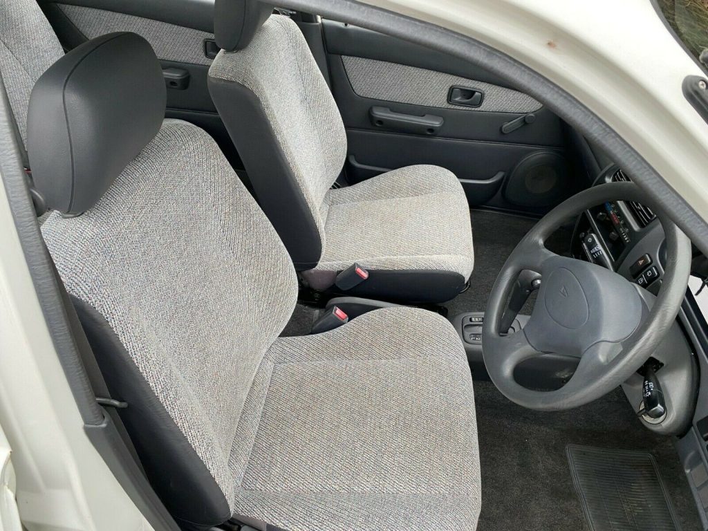 1994 Daihatsu Charade interior