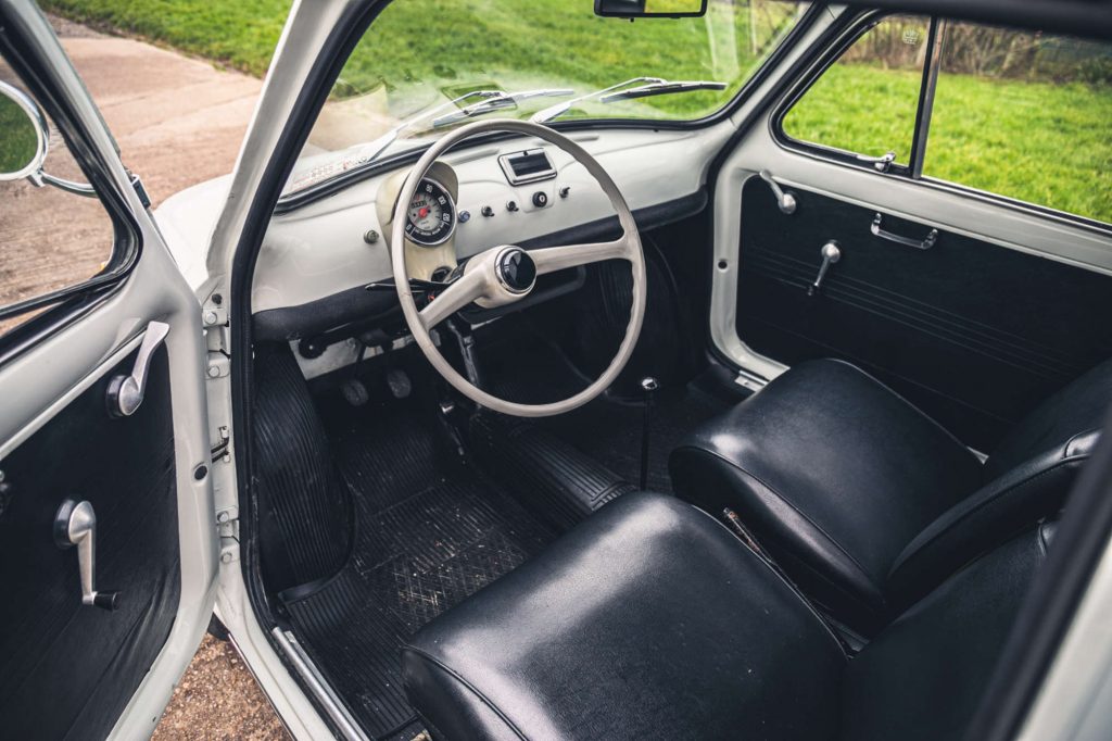 Fiat 500F interior
