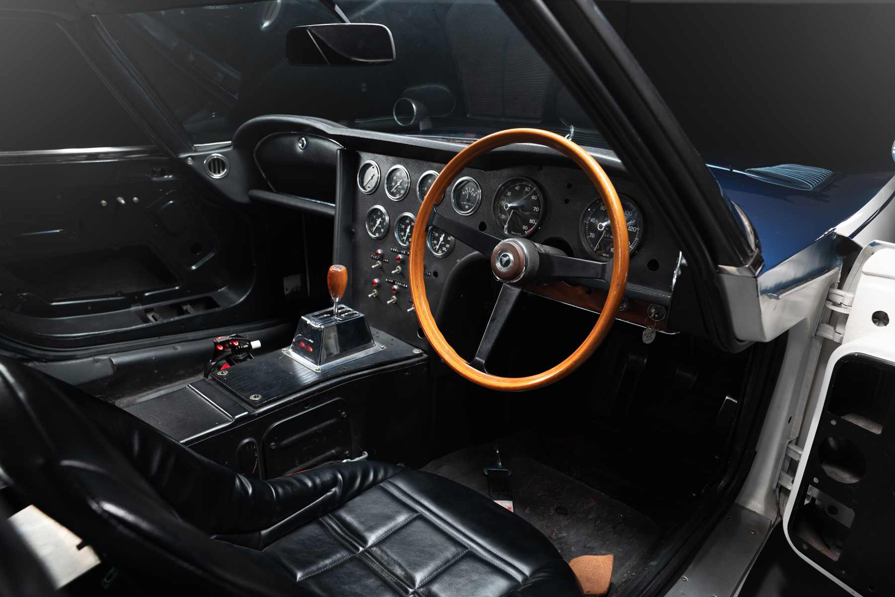 1967 Toyota-Shelby 2000GT interior