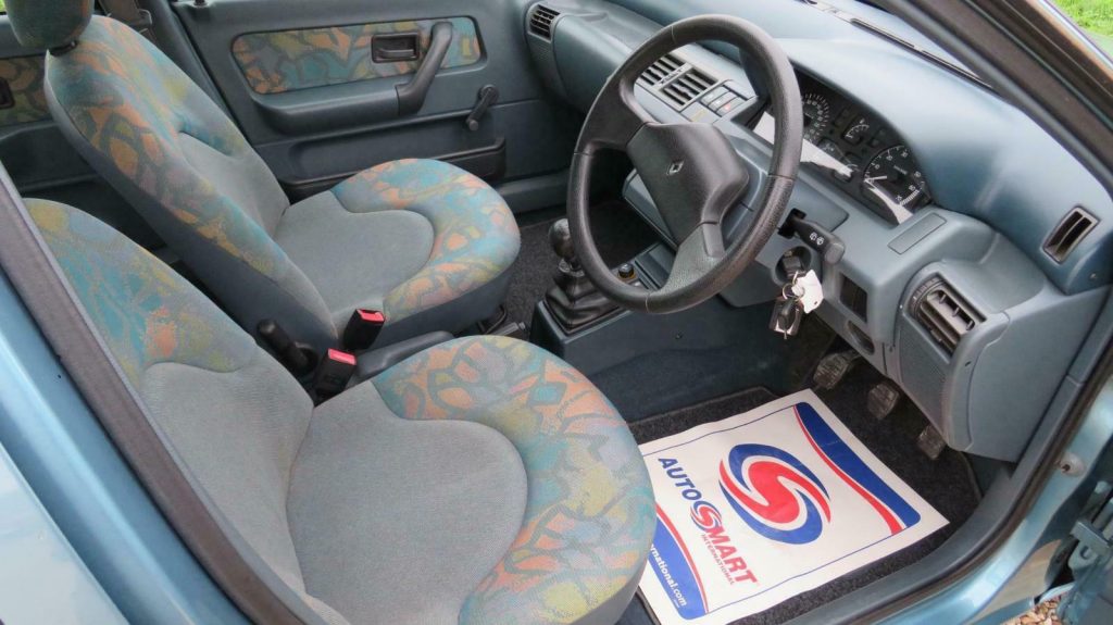 1994 Renault Clio RN interior