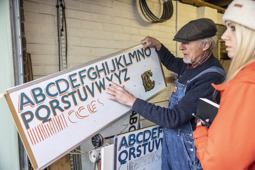 Alphabet board for signwriting