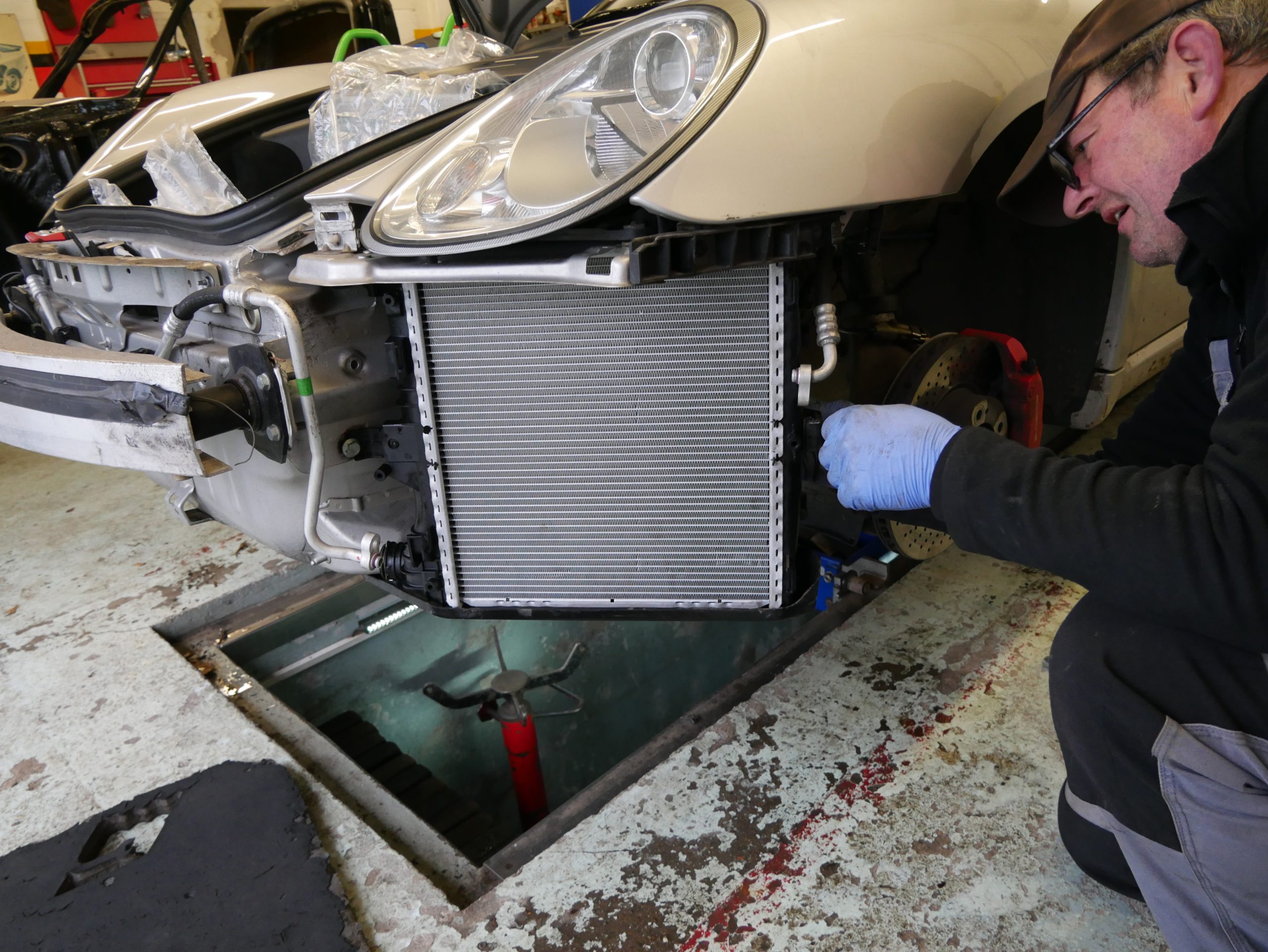 Repairing Porsche 911 996 front radiator