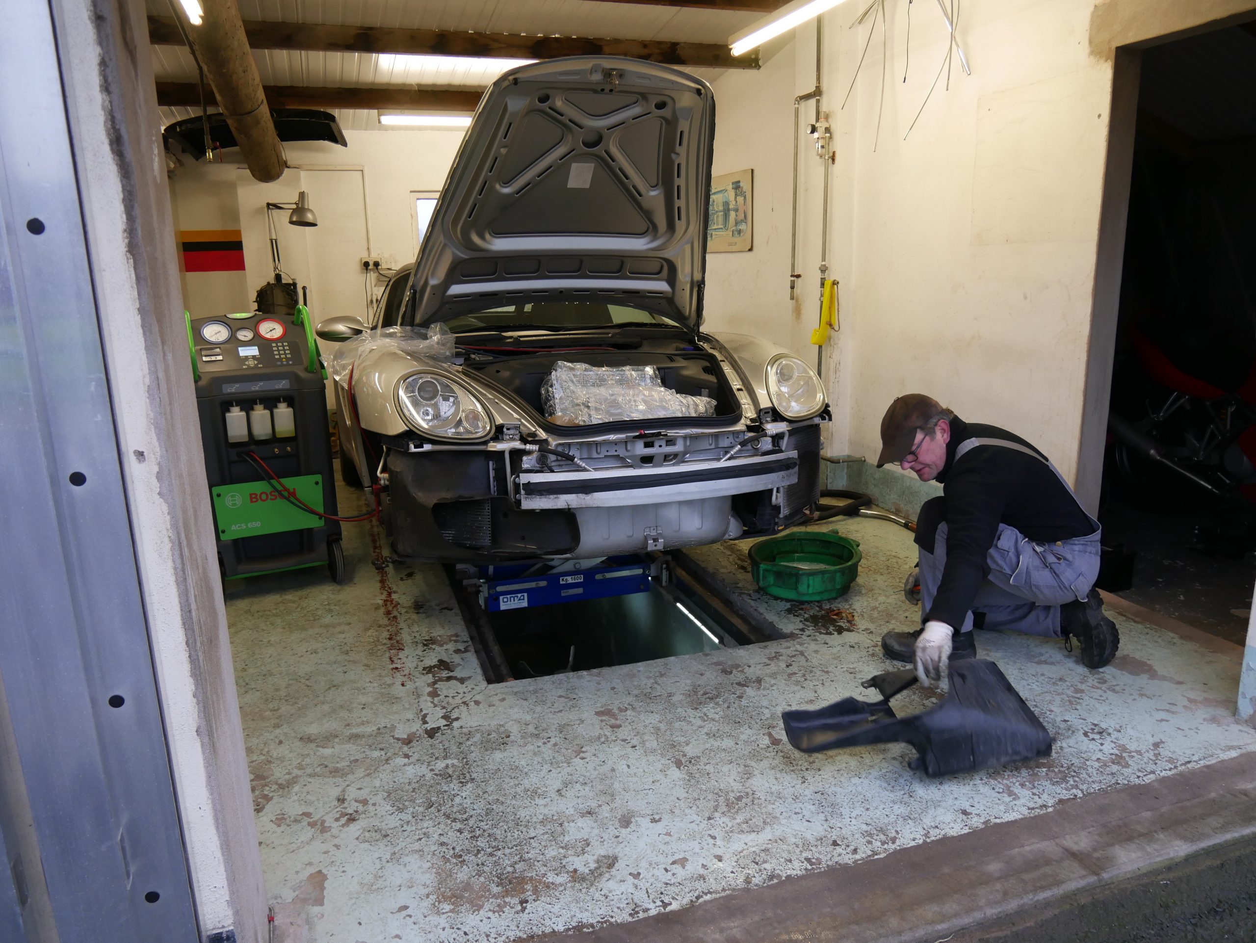 Repairing Porsche 911 996 front radiator