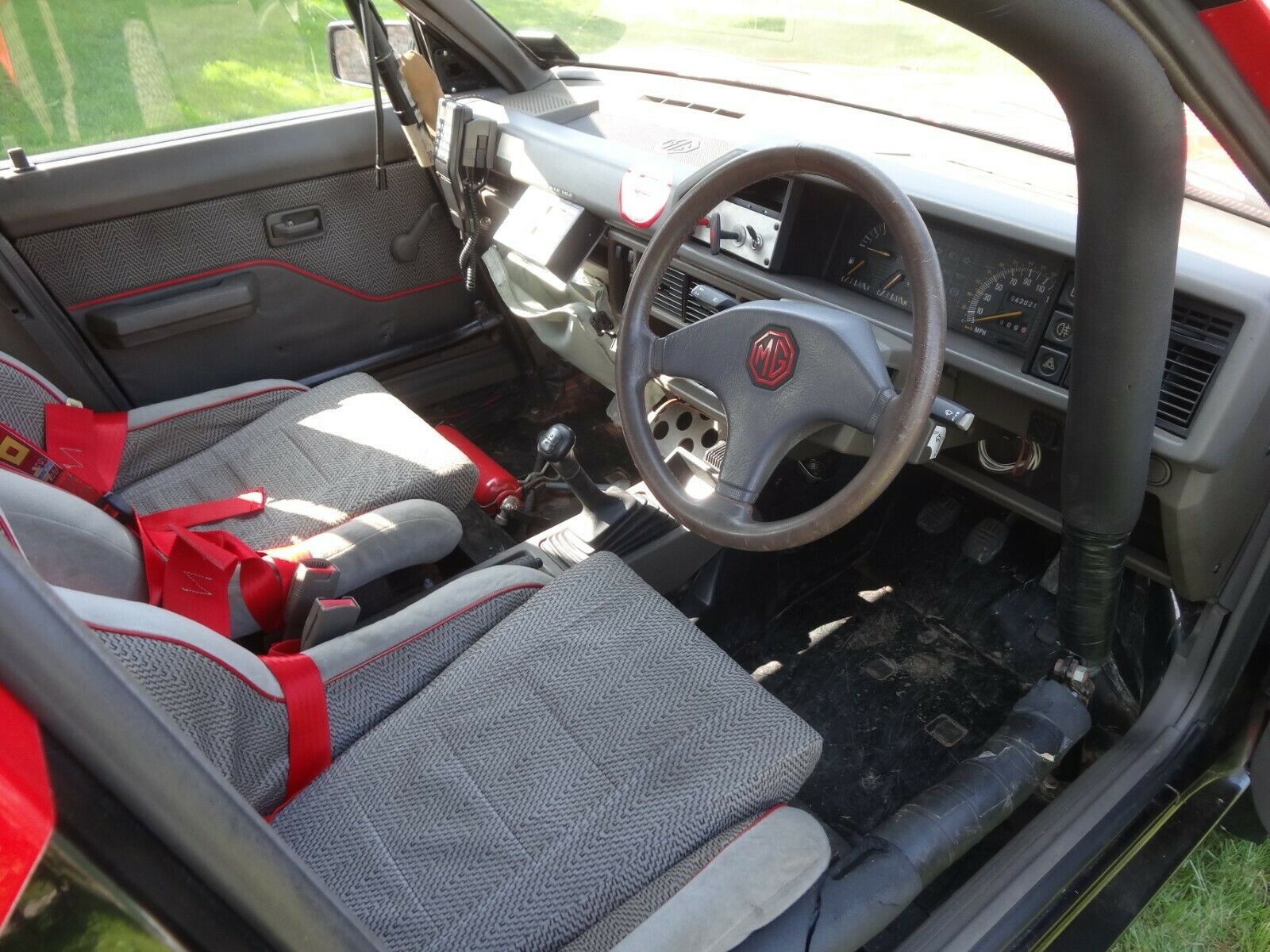 MG Maestro racing interior