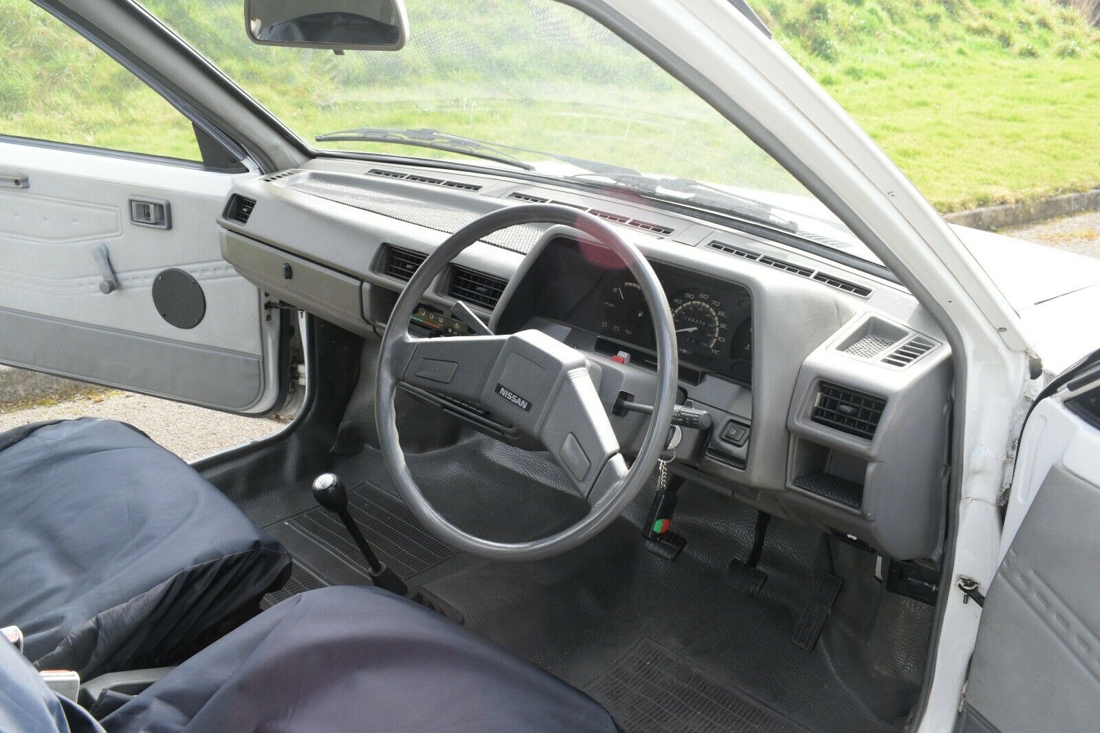 Nissan Sunny van interior