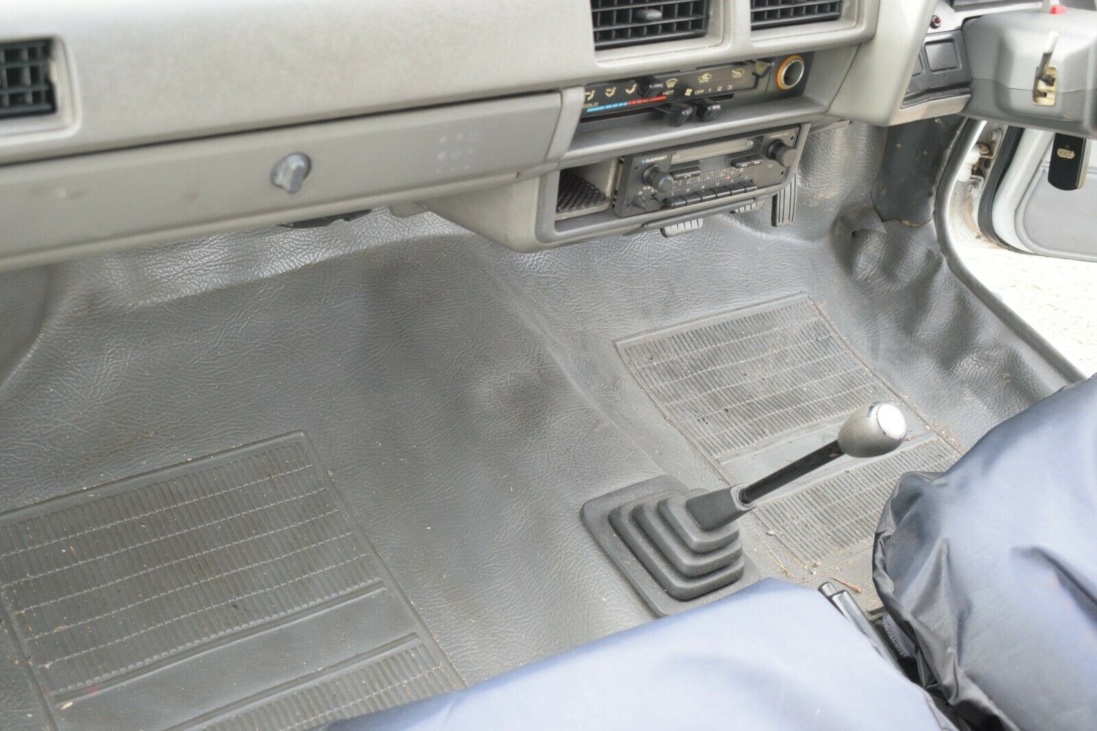 Nissan Sunny van interior