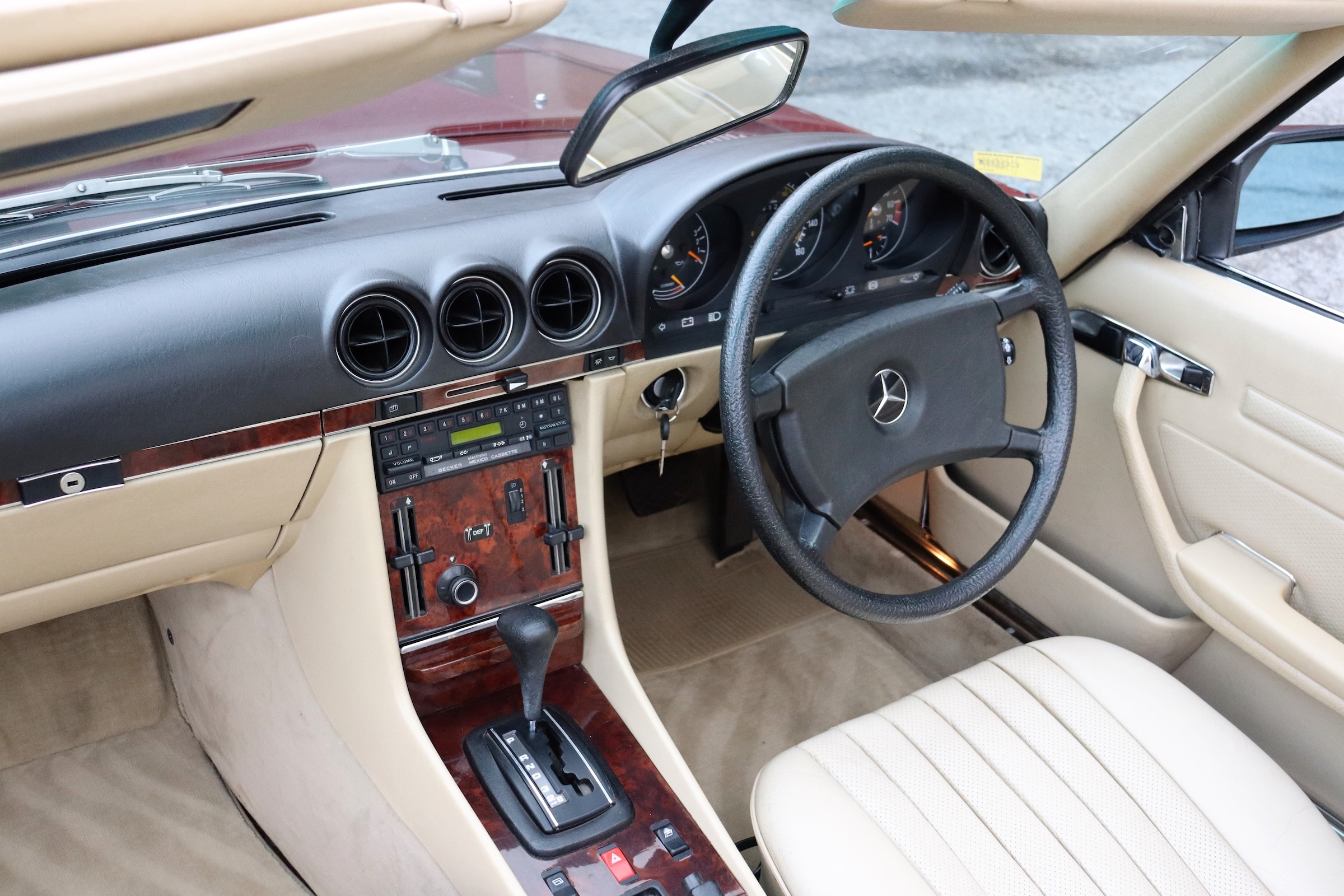 Mercedes-Benz SL R107 interior