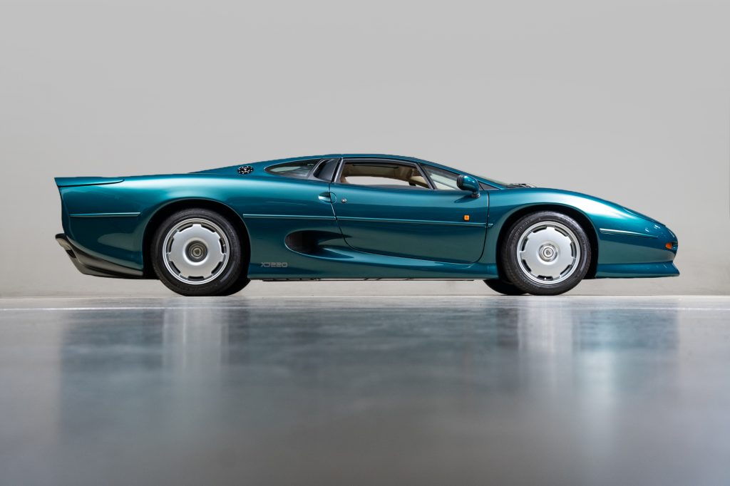 Jaguar XJ220 profile