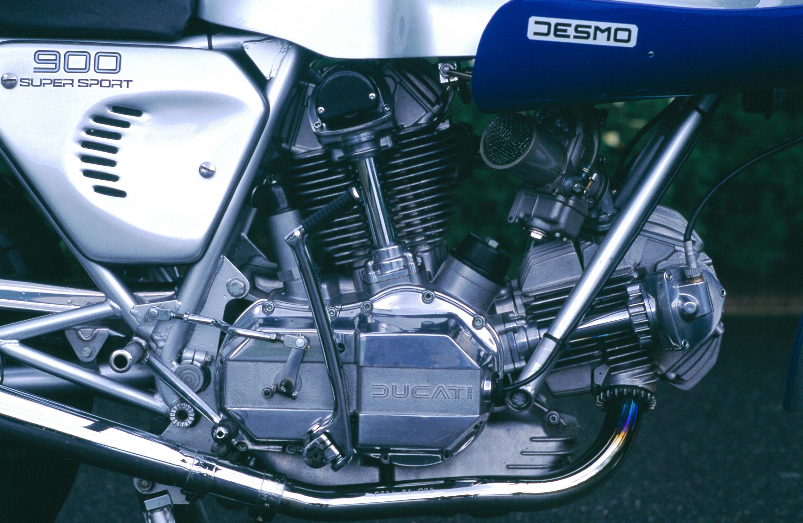 Ducati 900 Super Sport engine