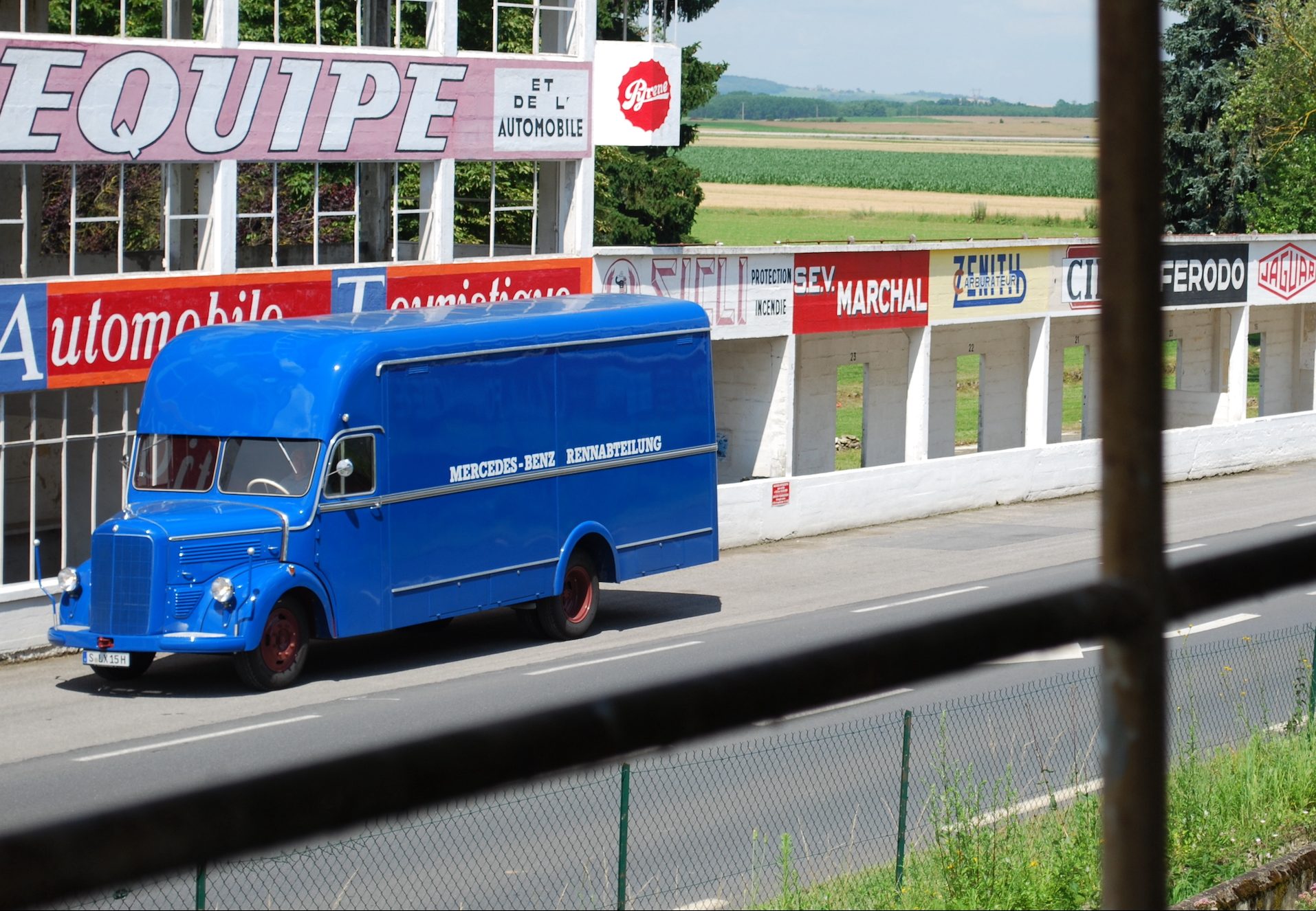 Mercedes Big Blue Reims