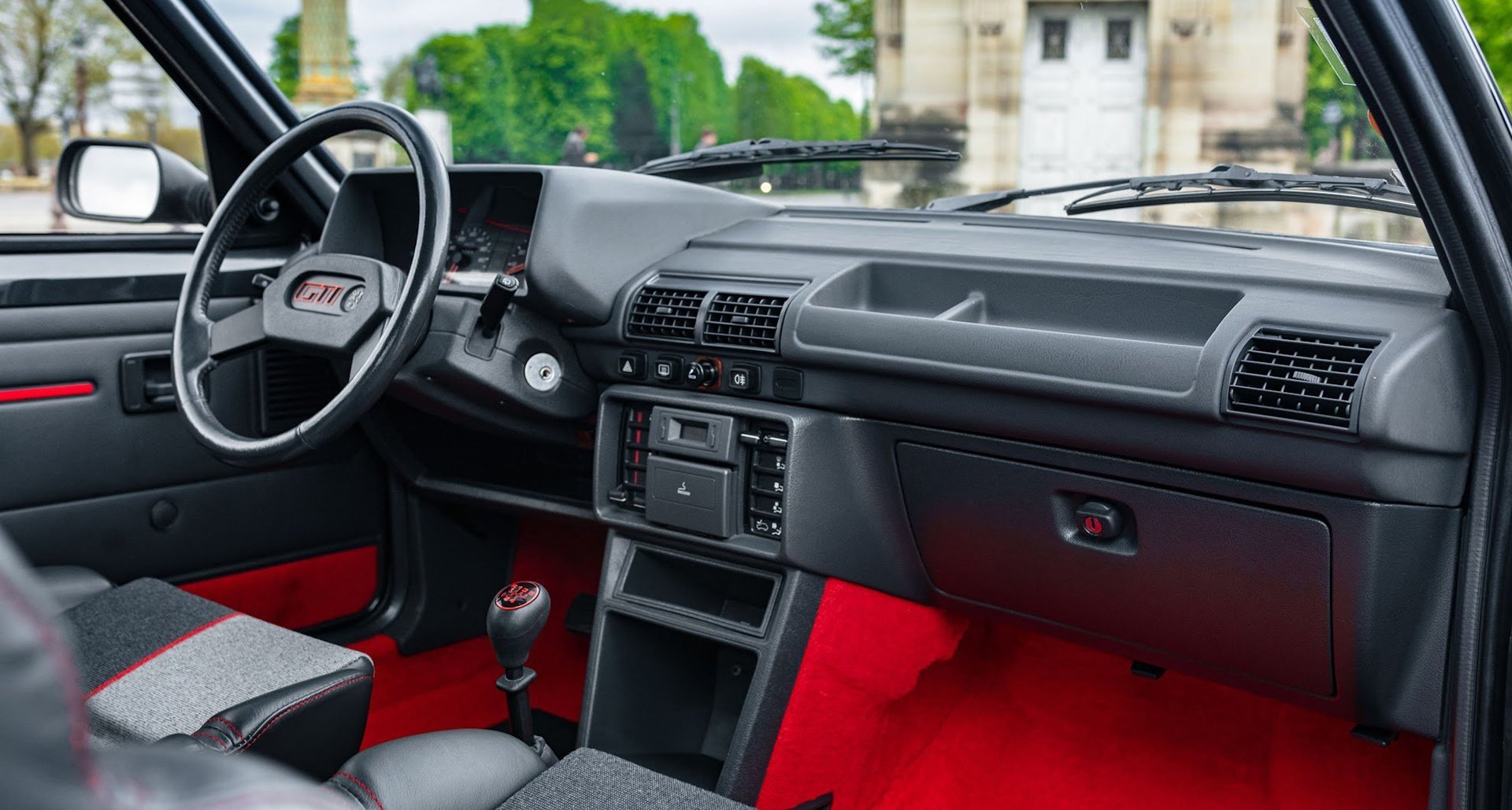 Peugeot 205 GTi Aguttes interior