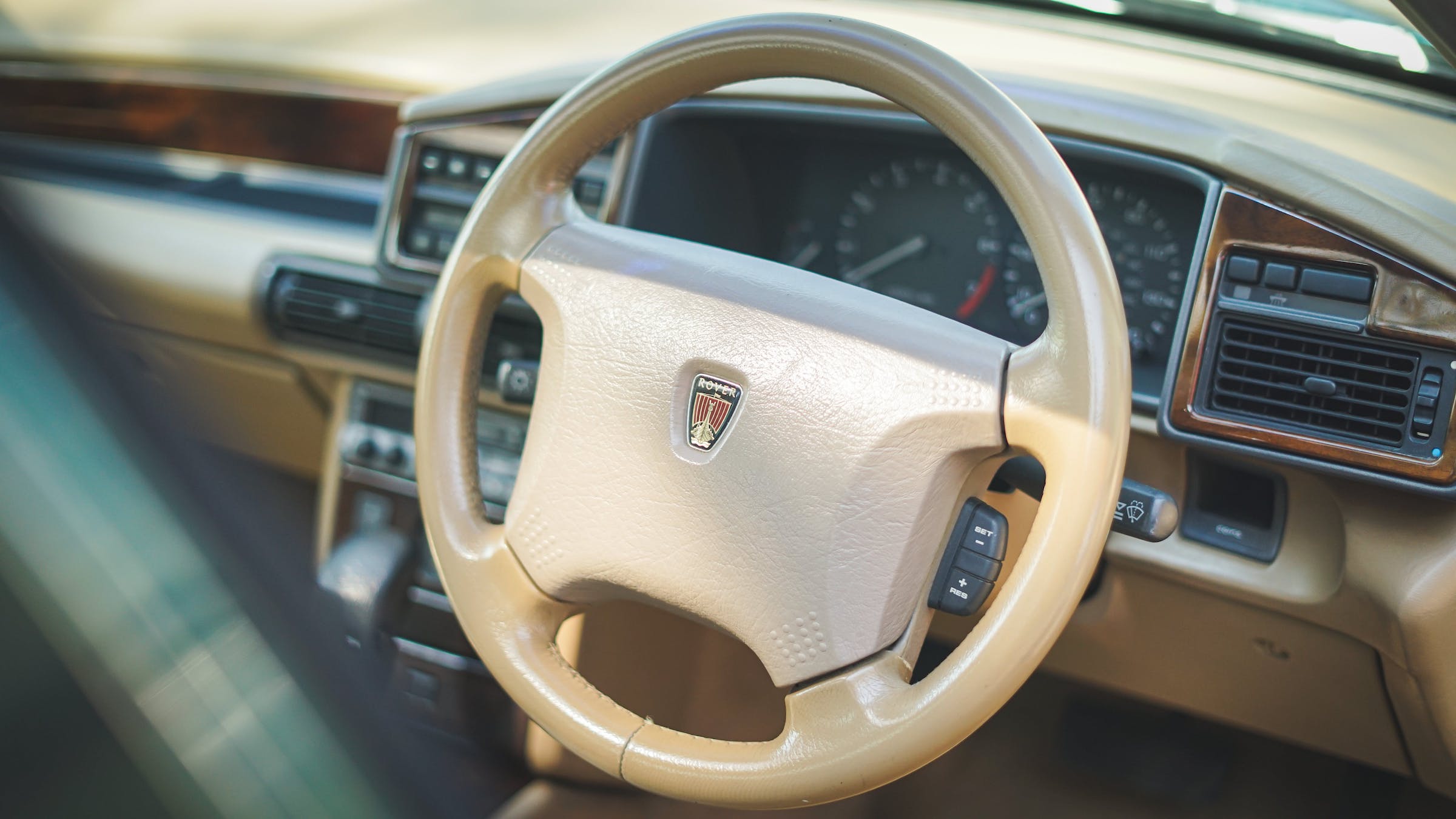 Queen Rover 827 interior