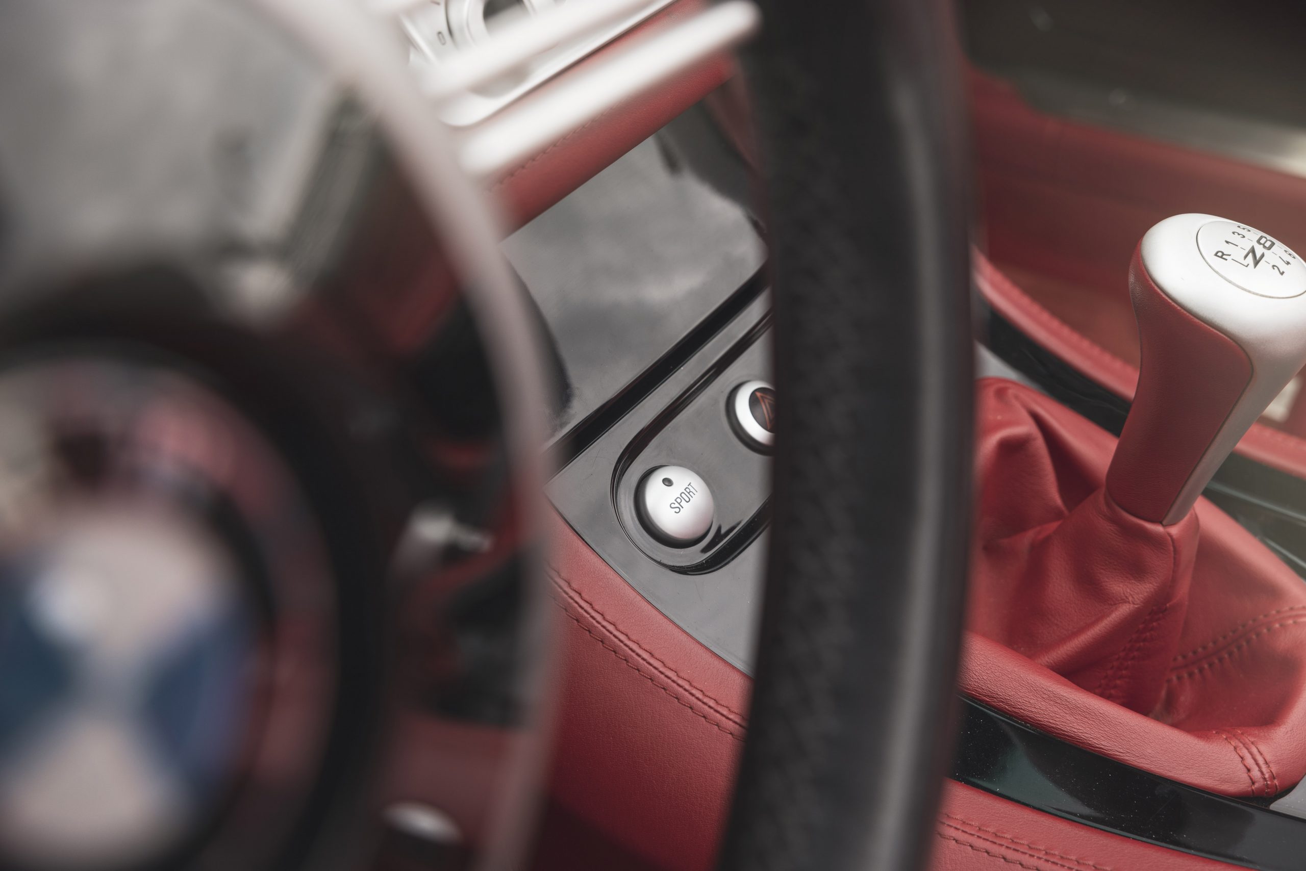 BMW Z8 sport button
