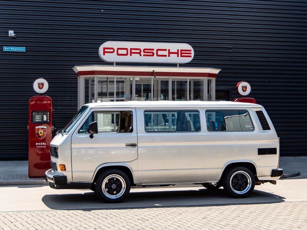 All aboard the Porsche bus: Dakar support car up for sale