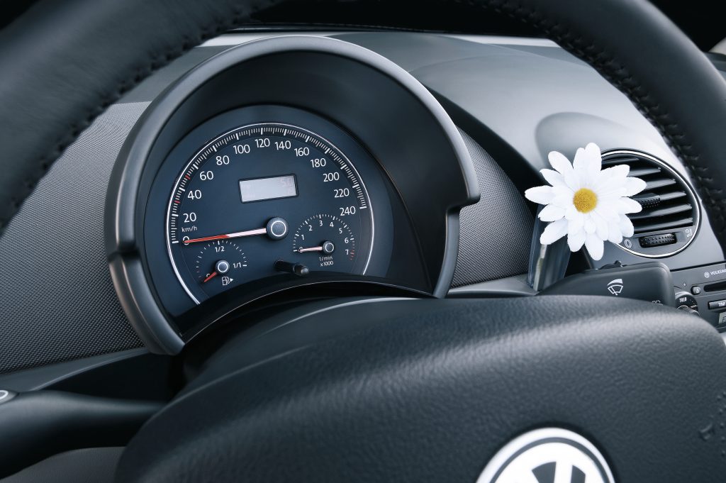 Volkswagen New Beetle dials flower
