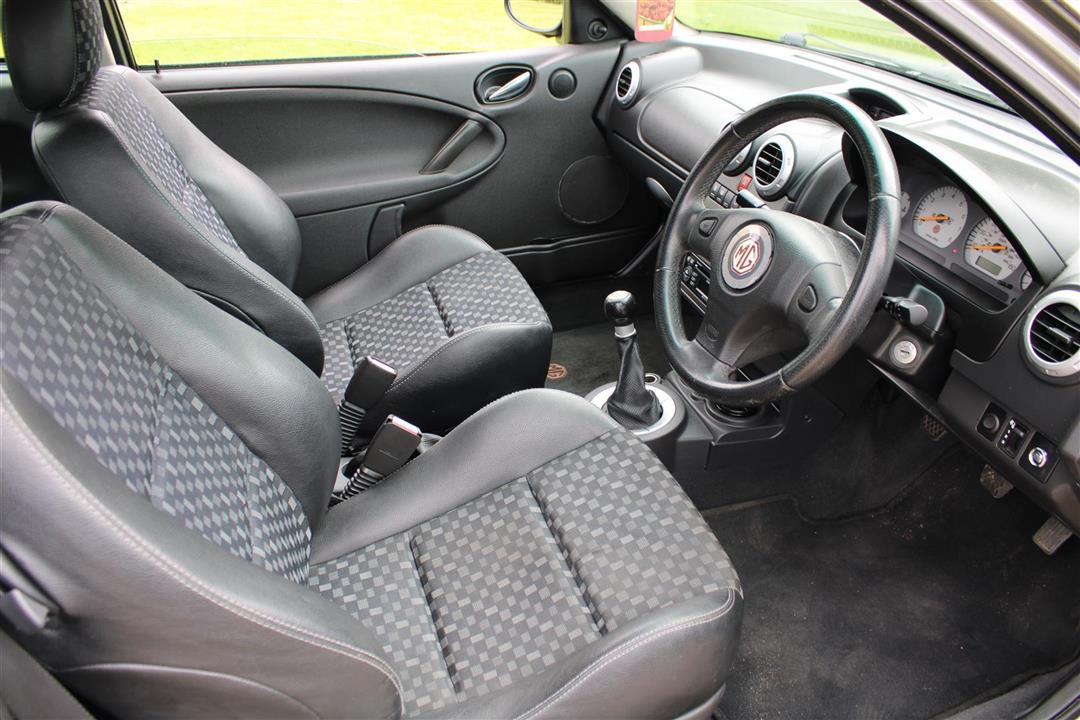ACA MG ZR 105 interior