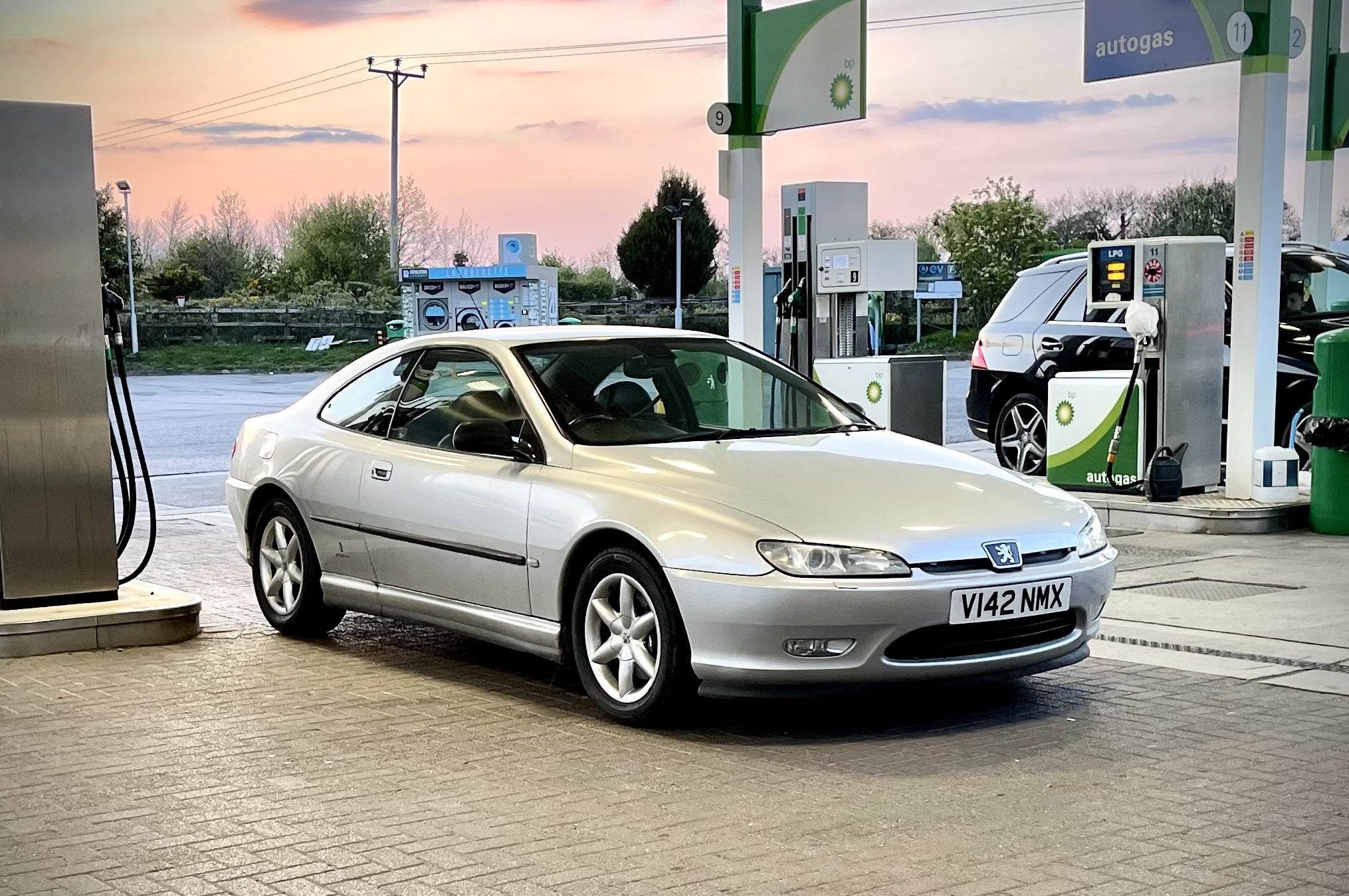 Peugeot 406 Coupe fuel station