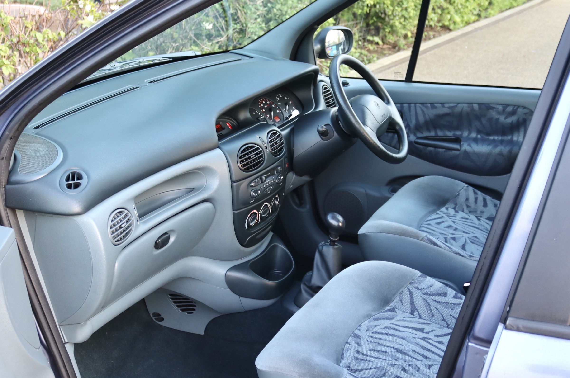 Unexceptional Renault Megane Scenic interior