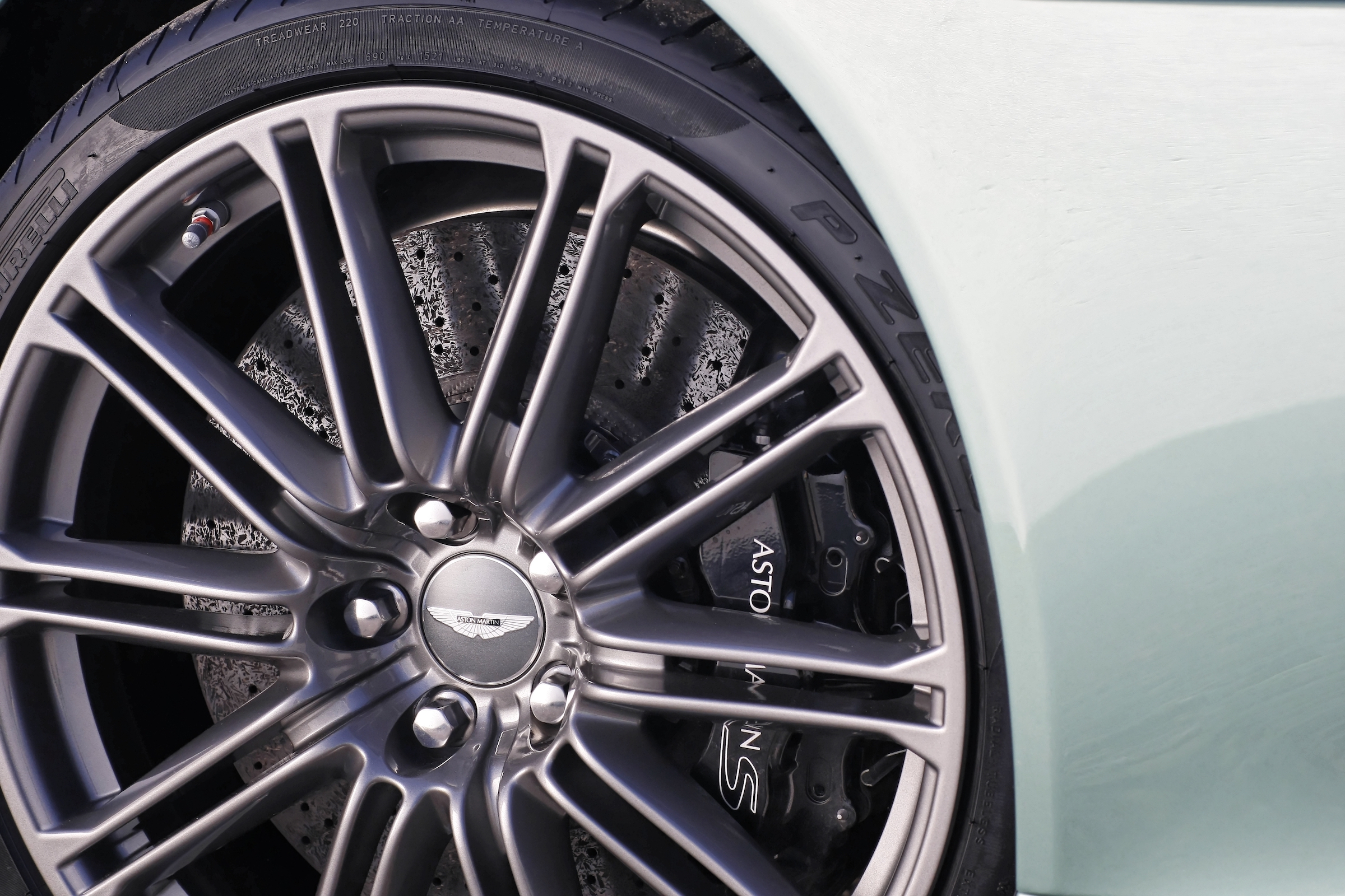 Aston Martin DB9 Volante wheel