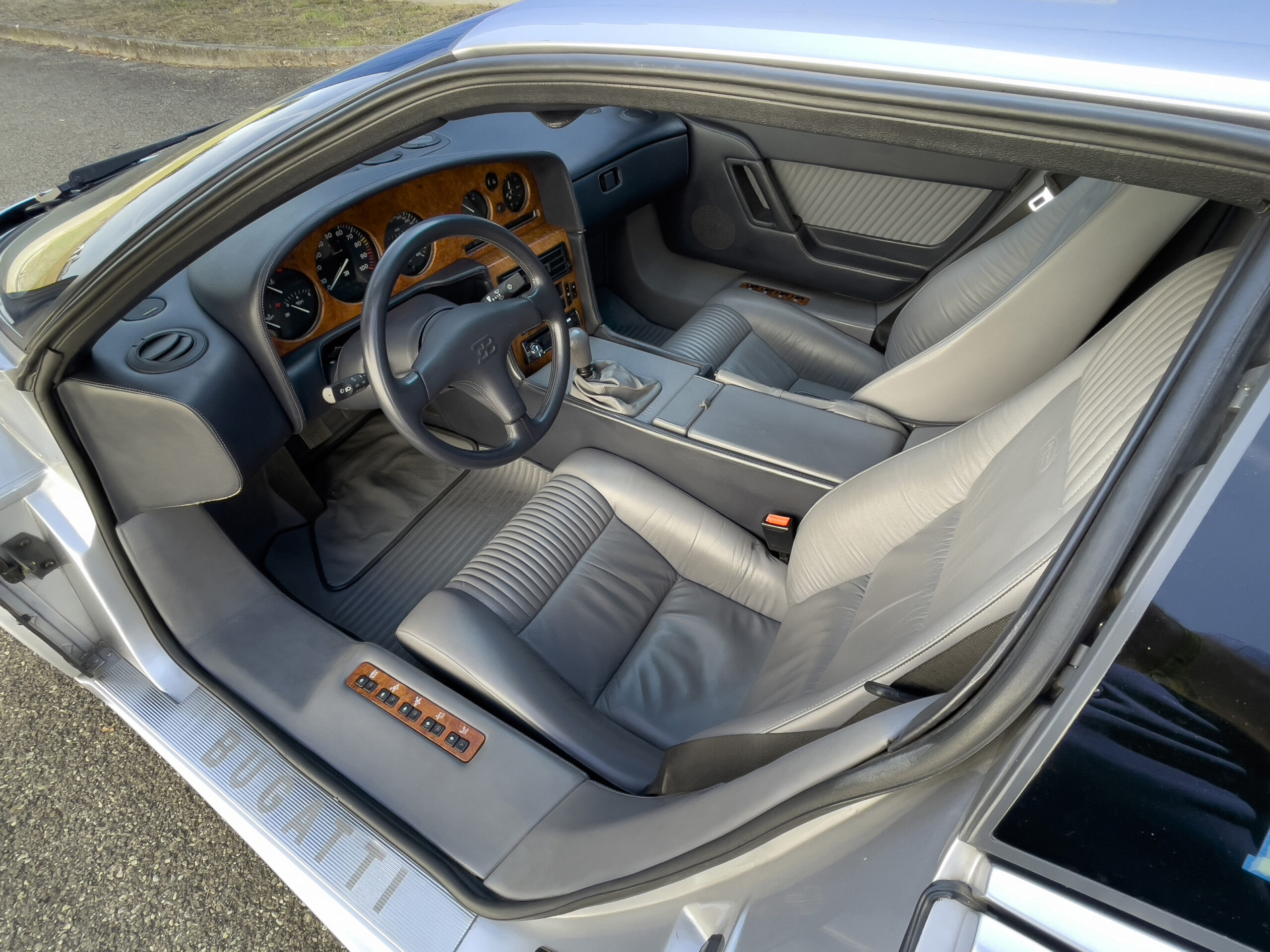 Bugatti EB110 interior
