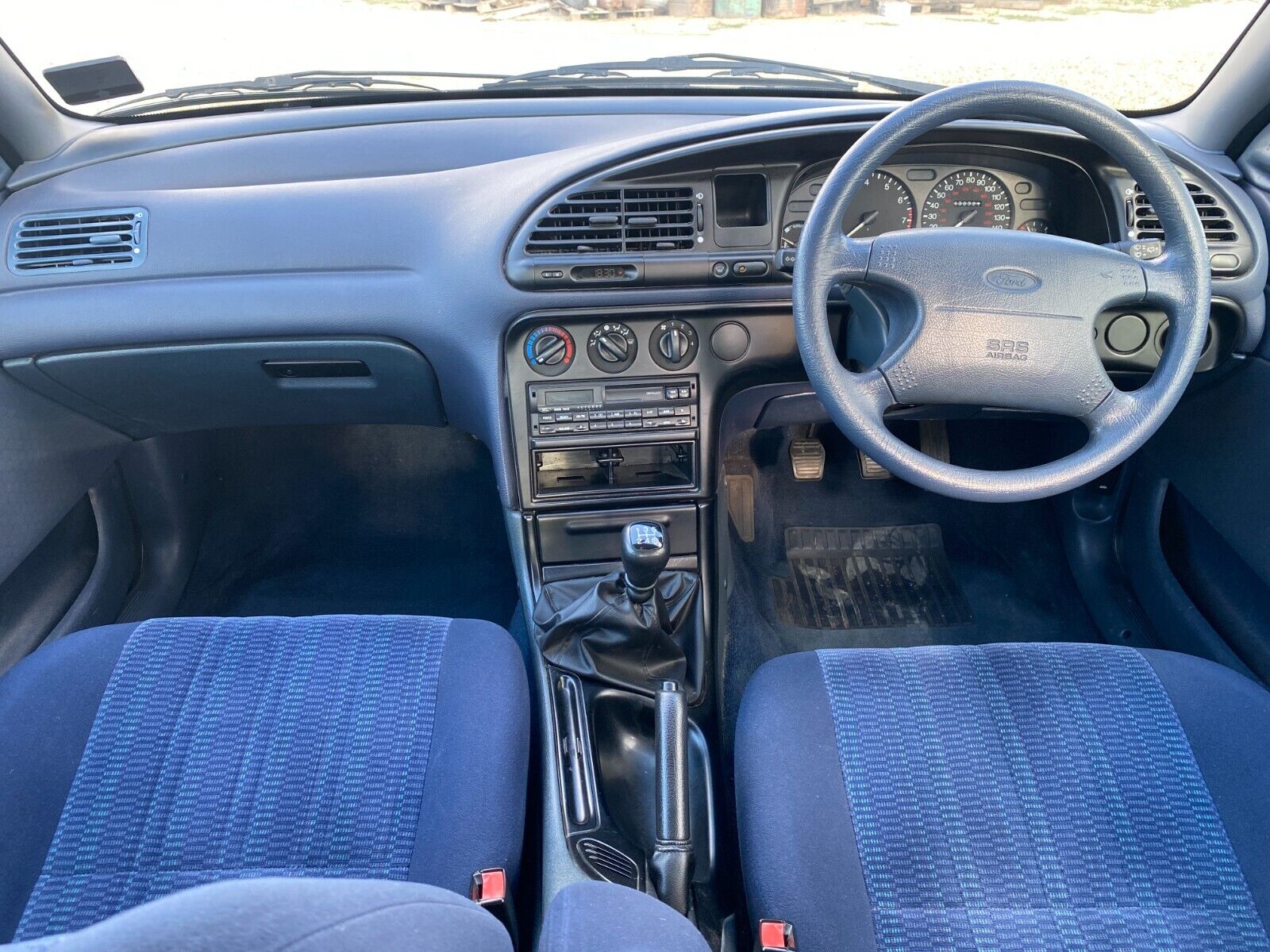 Ford Mondeo LX interior